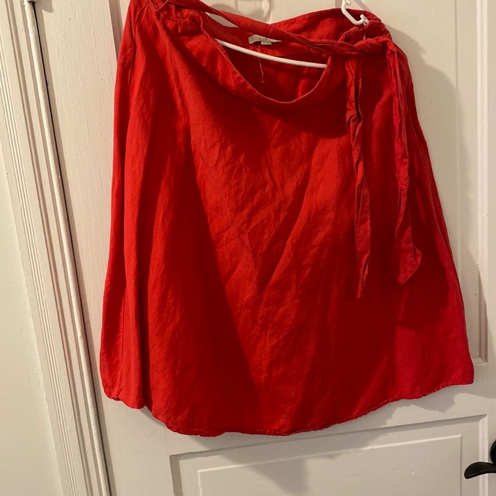 Knew length skirt